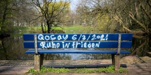 "Ruhe in Frieden" steht im Gedenken an den verstorbenen 19-Jährigen Qosay K. auf einer Bank im Delmenhorster Wollepark.