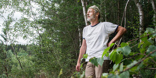 Künstler Todde Kemmerich im weißen Shirt im Wald