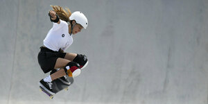 Lilly Stoephasius springt mit dem Skateboard