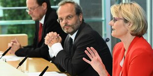 Anja Karliczek (r, CDU), Bundesministerin für Bildung und Forschung, Felix Klein (M), Beauftragter der Bundesregierung für jüdisches Leben in Deutschland und den Kampf gegen Antisemitismus.