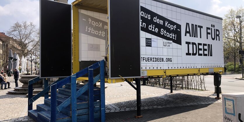 Ein aufgebockter Container mit dem Schriftzug: amt für ideen