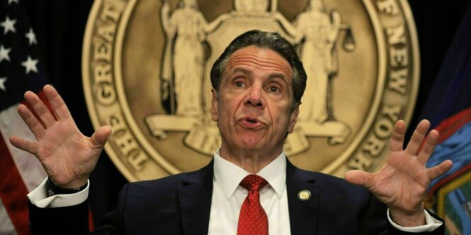 Andrew Cuomo gestikuliert mit den Händen während einer Rede