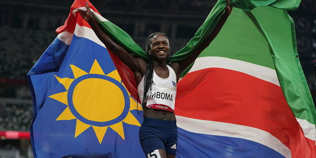 Läuferin Christine Mboma aus namibia mit Flagge.