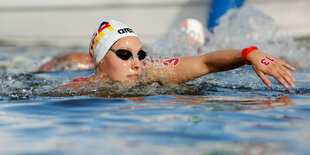 Freiwasserschwimmerin Leonie Beck mit schwarzer Schwimmbrille beim Blick aus dem Wasser