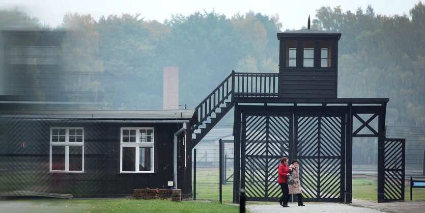 Besucher gehen am Eingang des Stutthof Museums in Sztutowo (Polen) vorbei, in dem an die Verbrechen im ehemaligen Konzentrationslager Stutthof erinnert wird.