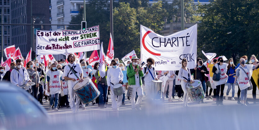 Der Zug einer Demonstration von Beschäftigten von Kliniken und Gesundheitseinrichtungen unter dem Motto «Klatschen war gestern, heute ist Zahltag» zieht über die Leipziger Straße.