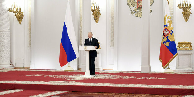 Wladimir Putin steht in prunkvollem Saal hinter Rednerpult
