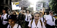 Streikende Schüler und Schülerinnen in Uniform in Brisbane auf der Straße. Sie halten Schilder hoch auch denen gegen Ölförderung protestiert wird und mit "Science not Silence"