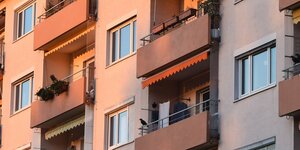 Balkone und Fenster an einer Hausfassade