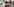 Teenager sitzt mit Maske auf einem Stuhl