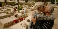 Israel, ein Friedhof, darauf Gräber und ein Mann und eine Frau, die sich umarmen: ein Szenenfoto aus dem Dokumentarfilm „Kinder der Hoffnung (Promised Lands)“, der im neue Wettbewerb um den besten Dokumentarfilm beim 27. Jüdischen Filmfestival läuft