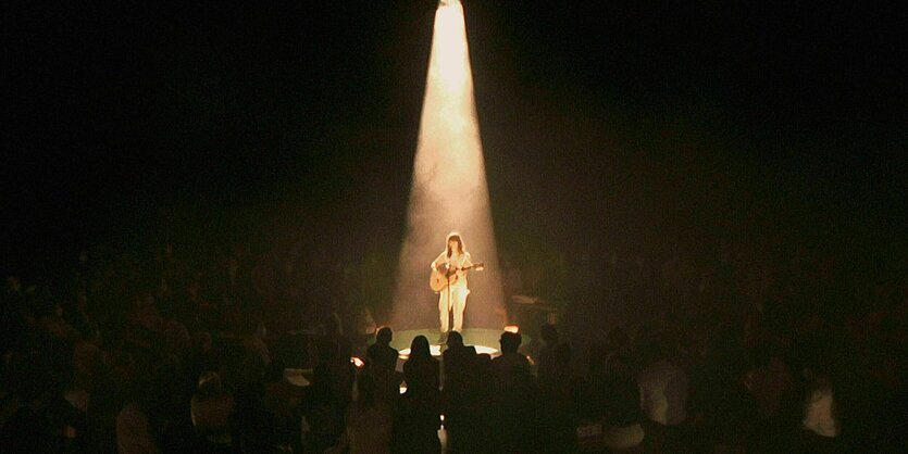 Feist bei den Proben am Boden des Hamburger Kampnagel Theaters