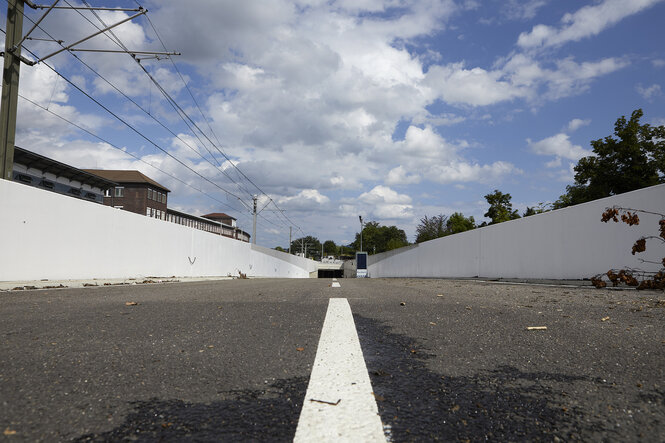 Eine Strasse und ein Autotunnel