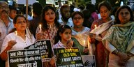 Weibliche Mitglieder des Indischen Nationalkongress demonstrieren gegen die Regierung