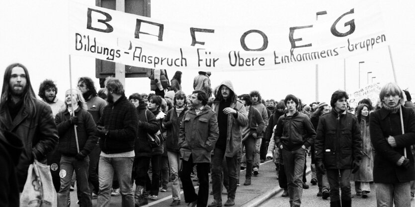 Ca. 100.000 Studenten aus allen Teilen der Bundesrepublik demonstrierten 1982 fuer die Beibehaltung der Bafoegsaetze für die Studenten