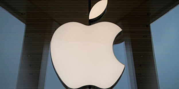 Das Firmenlogo von Apple ist an einer Fassade an einem Gebäude zu sehen