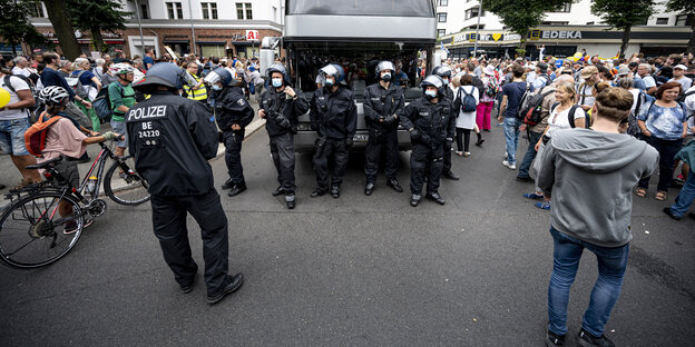 Polizei steht auf einer Demo gegen die Corona-Maßnahmen trotz Demonstrationsverbot. Mehrere Demonstrationen der in Berlin bleiben am Sonntag verboten, darunter eine Kundgebung der Stuttgarter «Querdenken»-Initiative