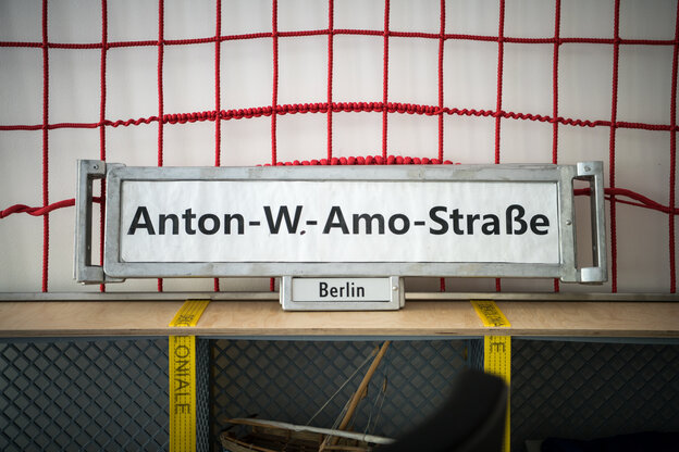 Selbstgemachtes Straßenschild mit der Aufschrift Anton-W.-Amo-Straße im Büro des Vereins "Berlin Postkolonial"