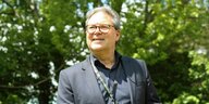 NOFV-Präsident Herrmann Winkler steht vor einem Baum