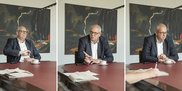 Drei Fotos von Andreas Bovenschulte in seinem Büro im Bremer Rathaus