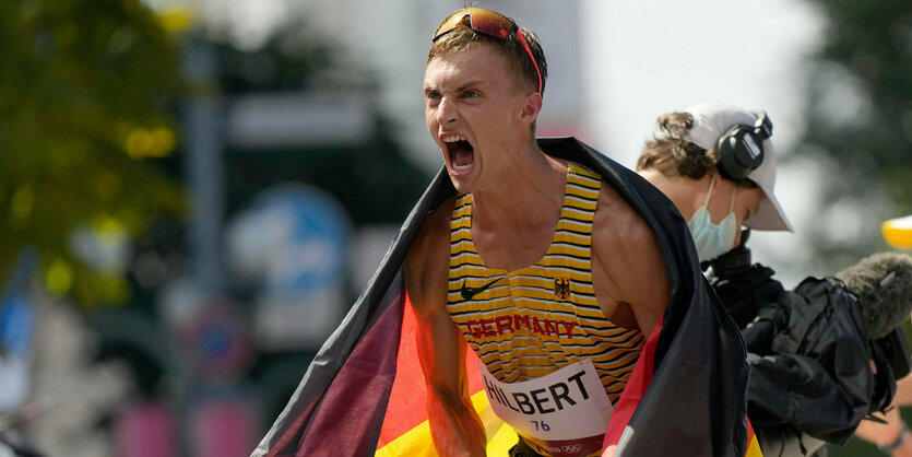 Sensation in Sapporo: 50 km Gehen, Jonathan Hilbert kommt als Zweiter ins Ziel.