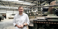Lars Klingbeil steht im Panzermuseum.