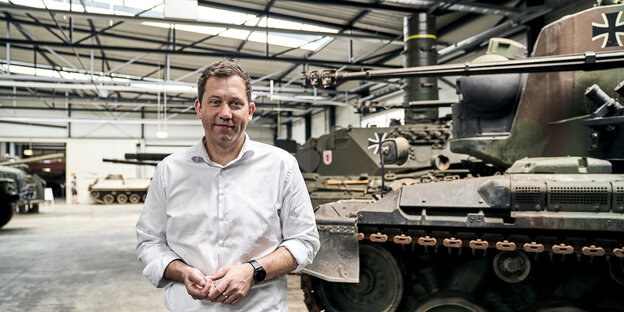 Lars Klingbeil steht im Panzermuseum.