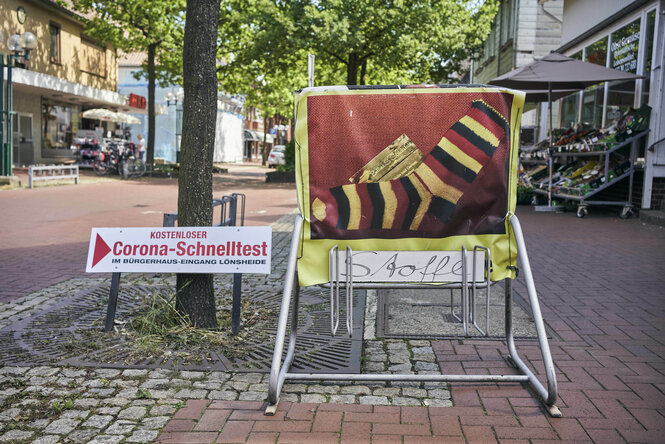 Ein Stoffgeschäft wirbt mit einer schwarz/rot/goldener Socke