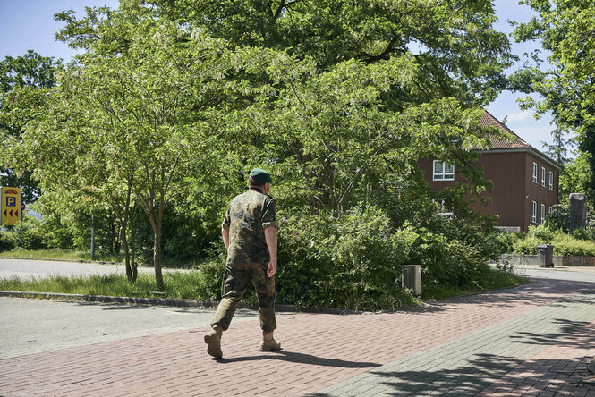 Ein Soldat in Uniform unterwegs