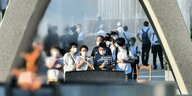 Menschen beten im Peace Memorial Park anlässlich des 76. Jahrestages des US-Bombenangriffs auf hiroshima