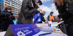 Unterschriften für den Volksentscheid "Berlin autofrei" werden bei einer Demonstration auf der Leipziger Straße gesammelt - Anfang August 2021 sind genug Stimmen beisammen, mehr als 50.000