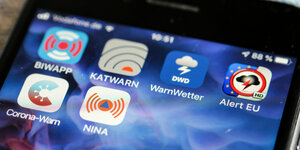 Verschiedene Warn-Apps auf einem Smartphone