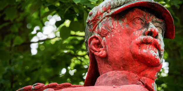 Der Kopf des Bismarck-Denkmals mit roter Farbe beschmiert