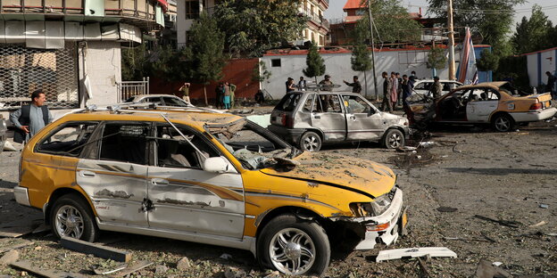 Ein durch eine Bombe zerstörtes Auto in Kabul.