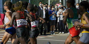 Komparse in Sapporo: IOC-Chef Bach mischt sich unter die Zuschauer des Marathons der Frauen.