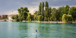 Ein Paddler auf dem Bodensee.