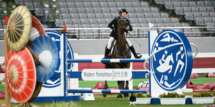 Reiterin Annika Schleuch mit ihrem bockigen Pferd hinter einem Hindernis