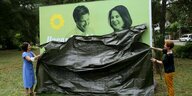 Enthüllung eines großen Grüne-Wahlplakats, das Baerbock und Habeck zeigt