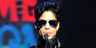 Portrait von Prince mit Sonnenbrille am Micro