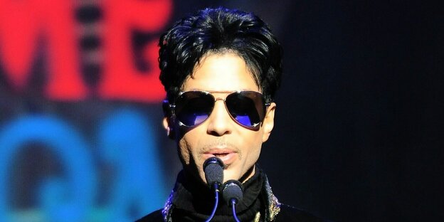 Portrait von Prince mit Sonnenbrille am Micro