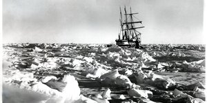 Ein altes Foto mit einem Schiff im Packeis: Ernest Shackletons Polar­expedition und die „Endu­rance“, 1914
