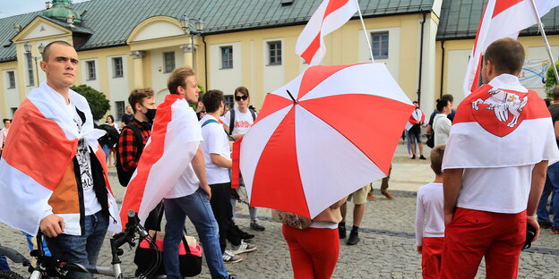 Schirme und Fahnen rot-weiß, die Farben der Belarussischen Opposition