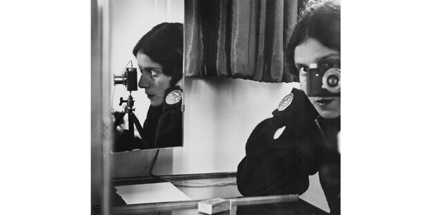 Schwarzweiß-Bild von einer Frau, die sich selbst im Spiegel fotografiert