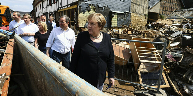 Angela Merkel und Armin Laschet unterwegs im teilweise zerstörten Münstereifel