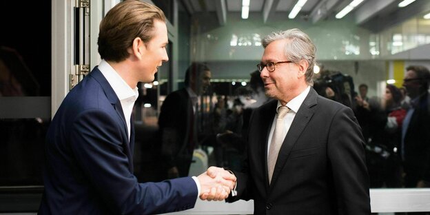 Sebastian Kurz schüttelt ORF-Generaldirektor Alexander Wrabetz die Hand.