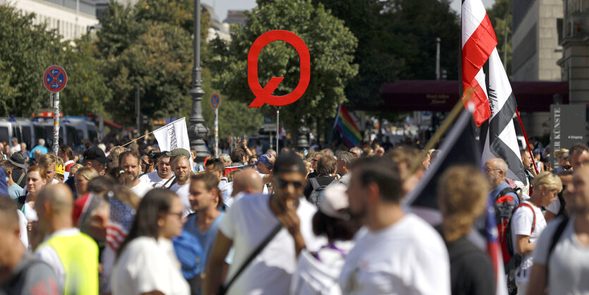 Demonstration - in der Mitte des Fotos prangt ein rotes Q