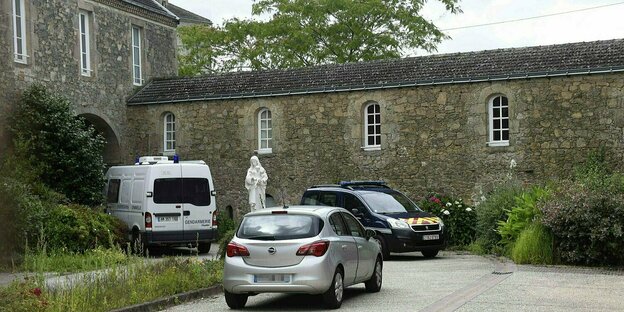 Fahrzeuge der Gendarmerie stehen vor einer Kirche