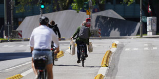 Fahrradfahrer:innen auf Radweg