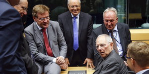 Wolfgang Schäuble zwischen anderen Finanzministern der Eurogruppe