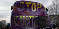 «Stop deportations» steht auf einem Plakat einer Demonstrantion am ehemaligen Flughafen Schönefeld. Mit der Aktion protestieren sie gegen eine von Brandenburg organisierte Sammelabschiebung nach Afghanistan.